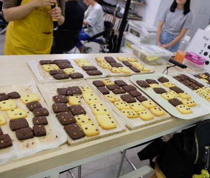 A picture of the cookies made by the students with braille cell on it. 同學把巧克力豆和曲奇構成的點字符號