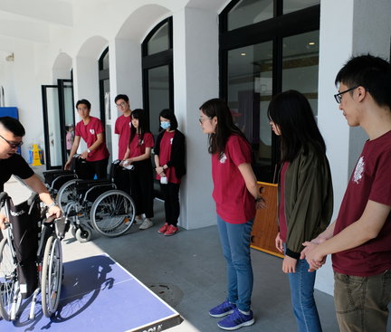 The instructor was demonstrating how to open and close a wheelchair and the method of driving it safely. 導師教授如何展開和收起輪椅,及如何安全地駕駛輪椅