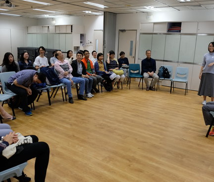 Participants sat in a semi-circle in front of the tutors and looked carefully to the language signed by the tutor. Since the deaf tutor couldn’t speak, another tutor would do the translation. 參加者坐上半圓形狀, 看着導師的手語示範講解。因為其中一個導師是失聰無法說話, 另一個則負責翻譯