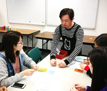 The coach was teaching the participants to make a leather card holder. 教練教練參加者製作皮革卡套