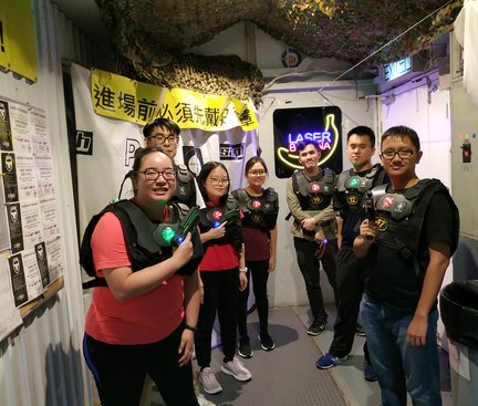 They were excited and took a group photo before entering the battle room. 入戰鬥室前, 他們興奮地拍大合照