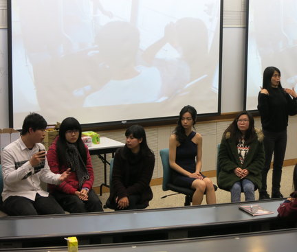 They were interviewing some of the actresses in the short film in the Q&A session. A sign language interpreter was doing signs next to them for the audience who could not hear. 他們在問答環節中訪問微電影裏的幾位女演員。而在他們身旁有一位手語翻譯員為聾人觀眾翻譯。