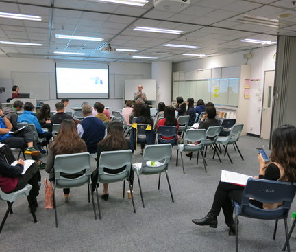 The staff in SDS (Student Development Service), SRO (Student Residence Office) and GSO (Global Services Office staff) were having training in a room. 學生發展處、學生宿舍處和環球事務拓展的教職員正在房間中接受培訓。