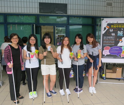 Girls in the photo were holding a white cane. They looked excited to experience walking without vision. 圖中幾位女生手持白手杖。她們看起來都因為將要體驗在沒有視力的情況下行走而感到興奮。