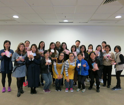 The staff are taking a group photo with their cookies. 員工和他們的曲奇拍大合照