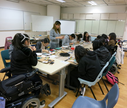 Students were making a leather cardholder step-by-step taught by the teacher. 老師教授同學弄卡套