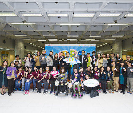 A group photo of the representatives of the University and all the IAs. 共融大使及大學各職員和其他學生代表的合照