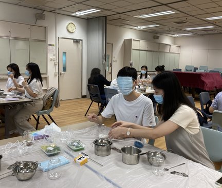 Students were experiencing how to make without sight 同學正在嘗試曚眼體驗製作香薰蠟燭