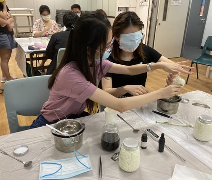 Students were experiencing how to make without sight 同學正在嘗試曚眼體驗製作400次咖啡蠟燭