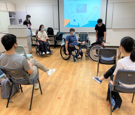 A people with physical disability was inrounding how to use wheelchair 肢體傷殘導師正在教導同學如何正確地使用輪椅