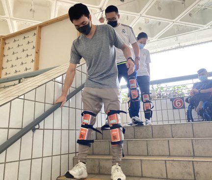 Participants were experiencing how people with physical disability walking down the stairs 同學正在體驗傷殘人士如何上落樓梯