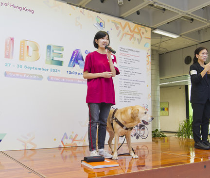 A student with visual impairment was sharing her learning experience in CityU 視障同學正在分享她在城市大學的學習經歷