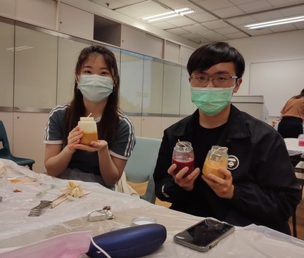 Students showed their aroma candle 同學展示他們的400次咖啡蠟燭製成品