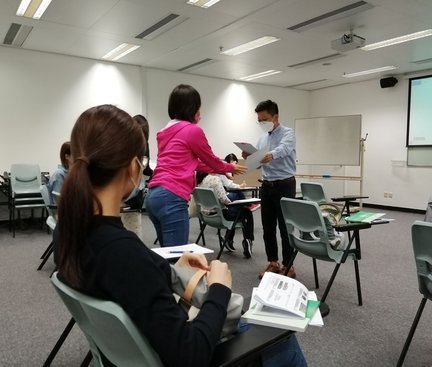 Students were getting the certificate of completion 學員領取修畢證書