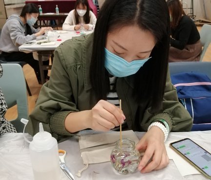 Student was making her own product 學生自行創造自己的作品