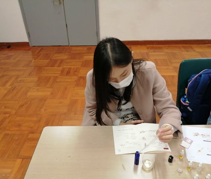 Student was using dropper to collect essential oils 學生使用滴管收集精油
