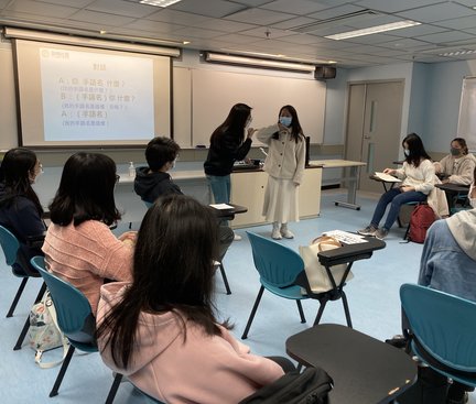 Student was introducing herself in sign language 同學以手語自我介紹