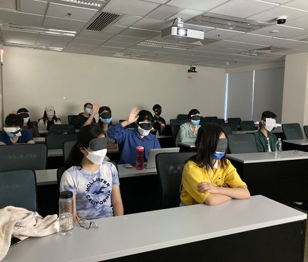 Students were wearing eye mask to experience audio description. 同學們配戴眼罩，感受口述影像。