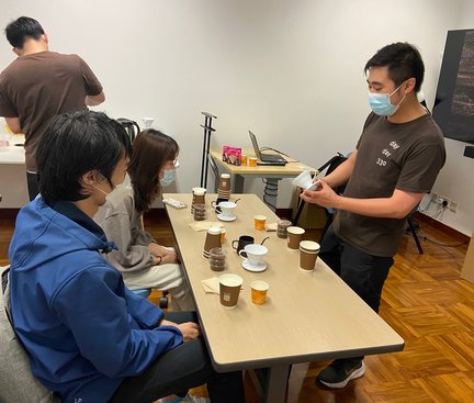 Tutor is introducing the equipment for Hand Drip Coffee.導師正介紹手沖咖啡的用具。