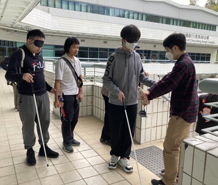 Students were wearing eye mask and experiencing the challenges faced by the people with visual impairment. 同學們戴上眼罩進行活動，感受視障人士生活的困難。 