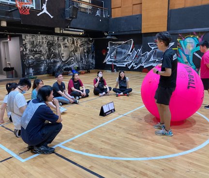Coach was introducing the rules of Kin ball. 教練正在介紹健球玩法。