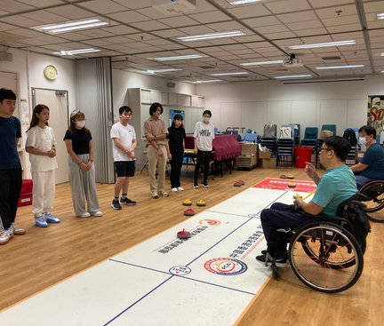 Tutor was introducing the knowledge about floor curling to the students.  導師為同學們介紹有關地壺的知識