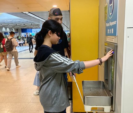 Student was experiencing using a water dispenser in a blind condition 同學體驗在失明的情況下使用飲水機