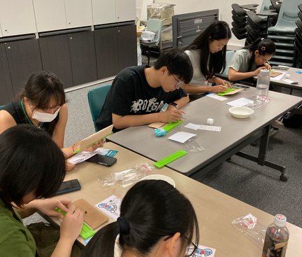 Students were making Braille leather 學生們在製作點字皮革