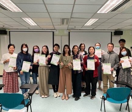 Staffs completed the course and received certificates. 職員們完成課程並獲得證書
