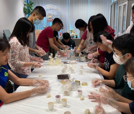 Students were preparing the paste for Snowy Mooncake. 學生正製作冰皮月餅的麵團。