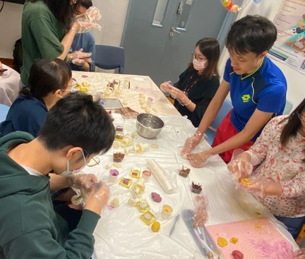 Students were putting the fillings into the mooncake paste.學生正在放冰皮月餅的餡料。