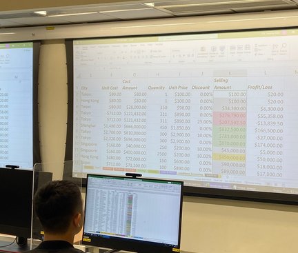 Students were learning to use Excel coding.學生正在學習使用 Excel 編碼