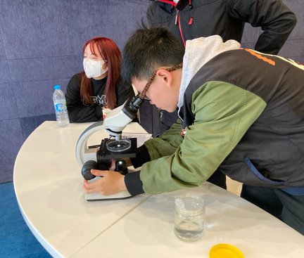 Students were learning to use the equipment. 學生們正在學習使用設備。