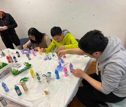 Students were making their fluid bear.學生正製作流體熊