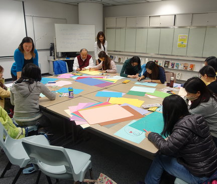 Students were following the instructions given by the instructors to draw. 學生跟從導師的指示在畫。