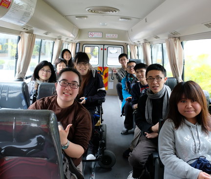 Happily on their way to the BBQ site on the rehabilitation bus. 正在復康巴士上開心地前往燒烤營地的途中。
