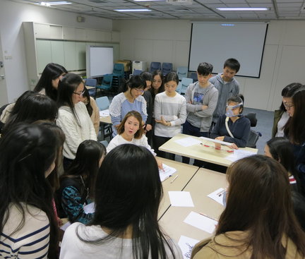 Students were paying attention to the demonstration of the instructor. 學生專注地看導師的示範。
