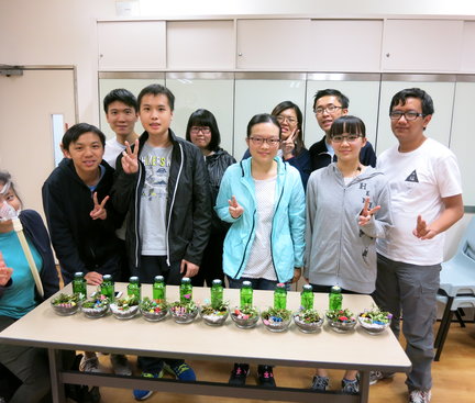 A group photo of the students and their plant products together with a feeling of satisfactory showing from their faces. 一臉滿足的學生和他們的盆栽製成品的合照。