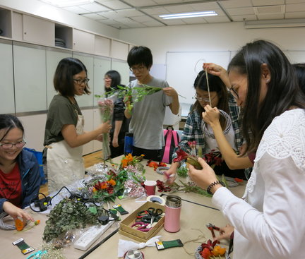 Students were enjoying making flower wreaths. 同學享受製作花環