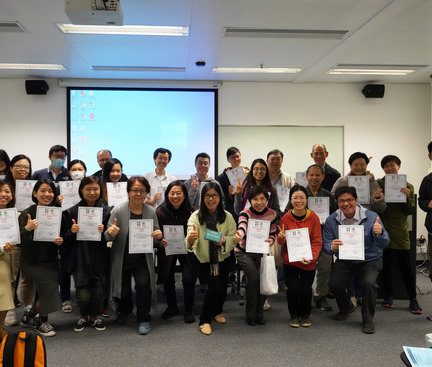 A group photo of the participants of this course and they were thankfully holding their certifications of passing this course. 參加者興奮地持着合格證書一起拍大合照