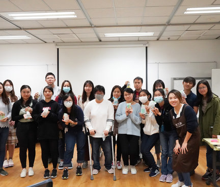 A group photo of the instructor and participants together with their crystal soap holding on their hands. 學生們和導師拿着他們親手造的水晶皂一起拍大合照