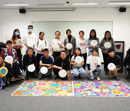 They took a group photo together with their own circle paper plates and the collaborative work. 學生們拿着他們的紙圓碟一起拍大合照