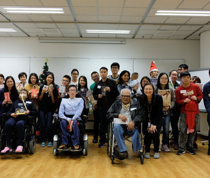 Participants were taking group photos with their Christmas gifts. 參加者拿着他們的聖誕禮物拍照