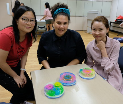 A group photo of the participants and their jelly flower products. They were showing a satisfied face. 參加者展示她們的啫喱花, 她們很滿意