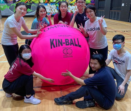 Students with SEN were enjoying playing kin ball with IA. 同學享受與共融大使一同體驗健球。