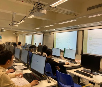 Students were learning to export using Excel.學生們正在學習使用 Excel 進行匯出。