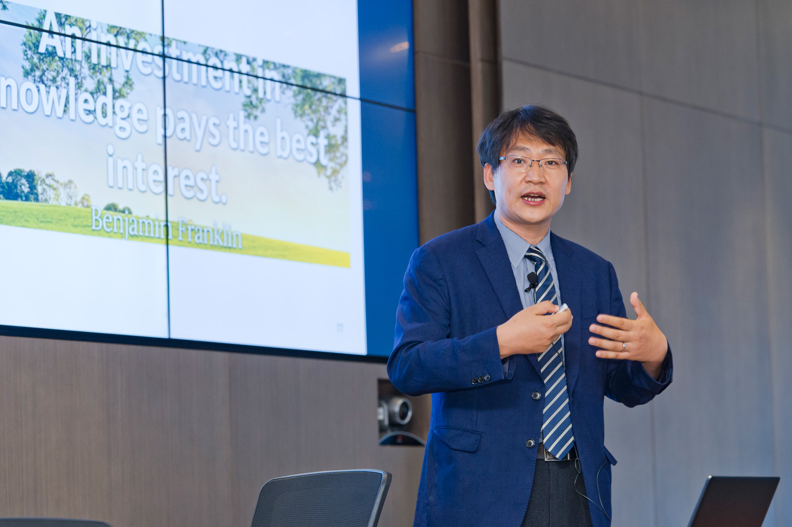 Professor Wang gives a talk titled “A big world in a small droplet” at the President’s Lecture.