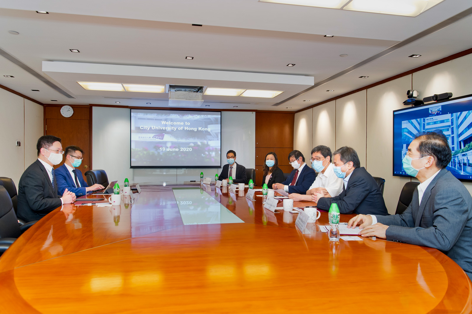 Mr Alfred Sit Wing-hang (first from left) was briefed on CityU’s latest developments by President Way Kuo (third from right) and other senior management.