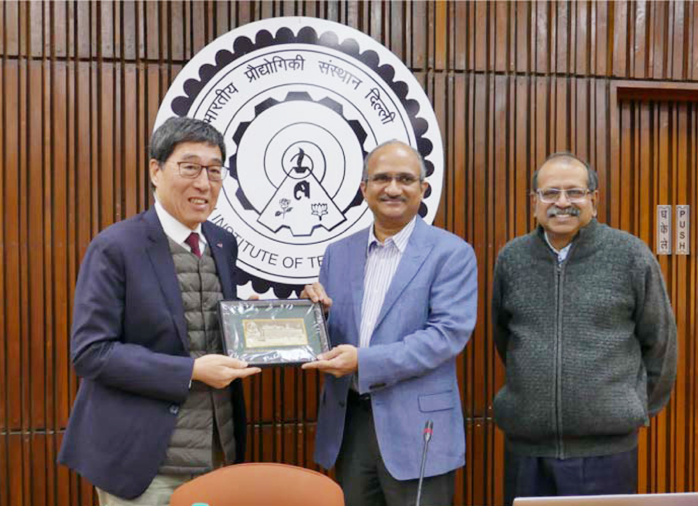The CityU delegation led by President Kuo (left) visits the Indian Institute of Technology, accompanied by Professor Rao (middle) and his team.