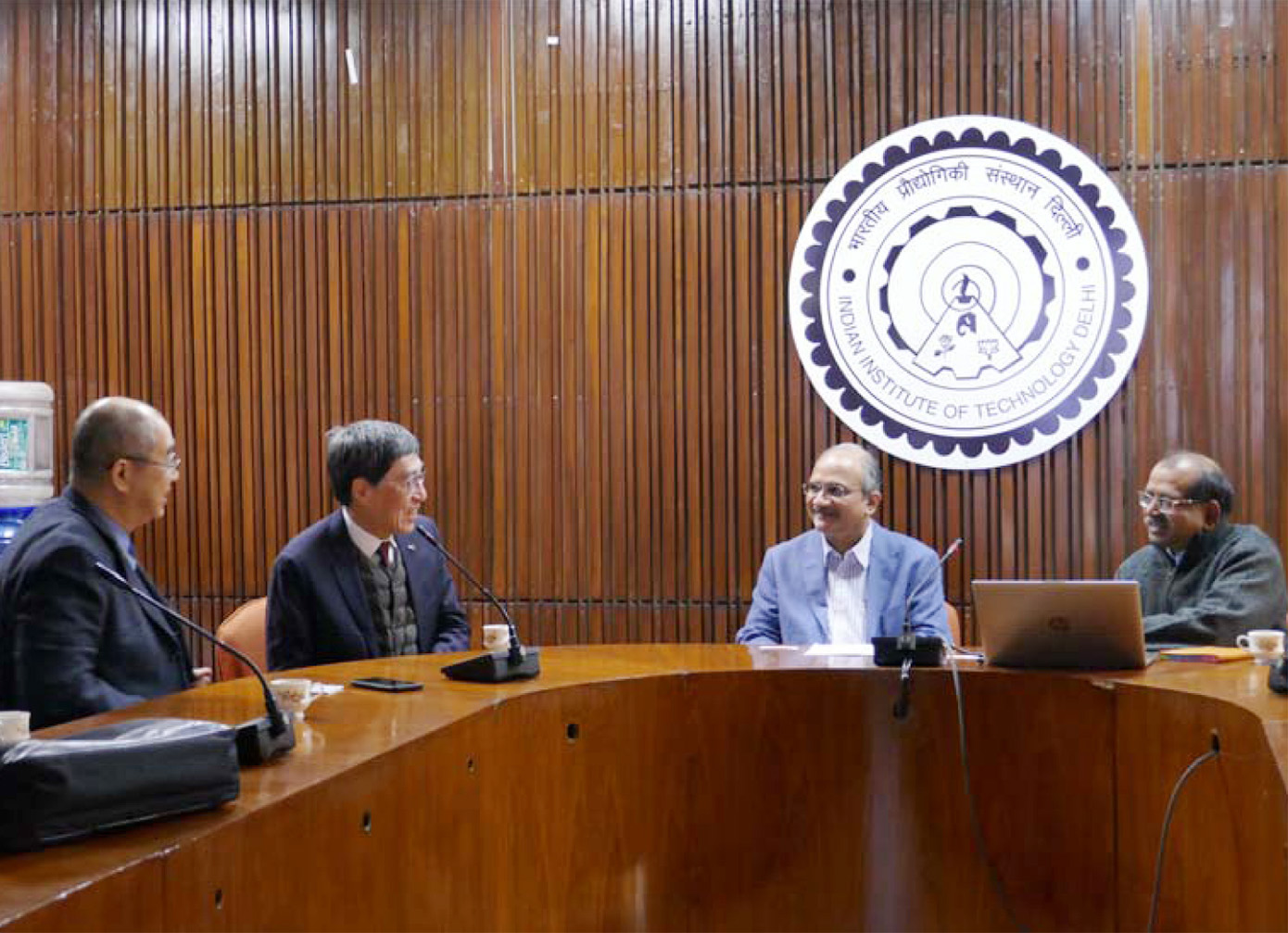 During his visit to the Indian Institute of Technology, President Kuo (2nd from left) discusses exchange matters with Professor Rao (2nd from right).